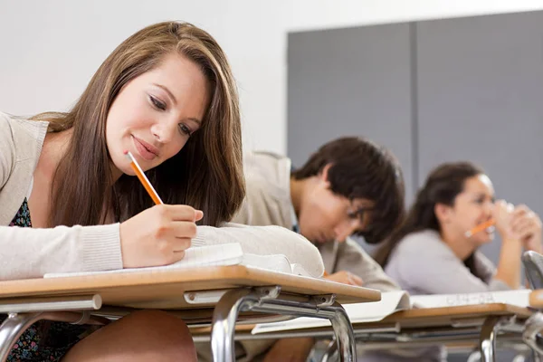 Estudantes Ensino Médio Sentados Sala Aula — Fotografia de Stock