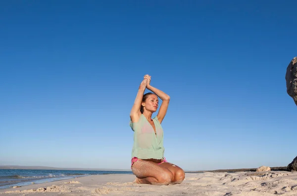 Mulher Biquíni Ajoelhada Praia — Fotografia de Stock