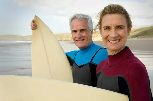 ビーチにサーフボードを持つカップル — ストック写真