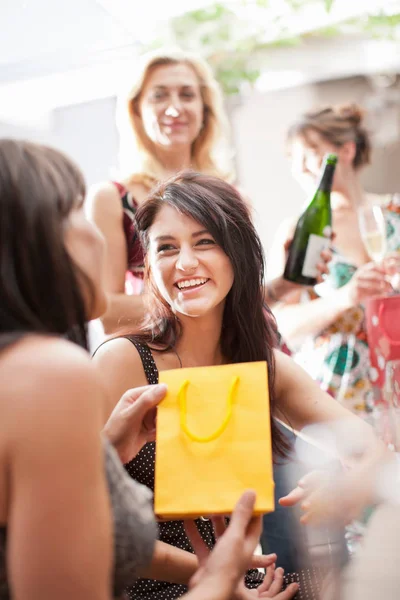 Mulheres Sorridentes Trocando Presentes — Fotografia de Stock
