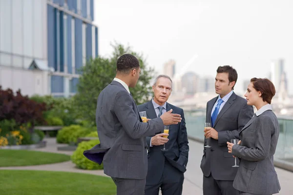 Empresarios Afuera Con Bebidas — Foto de Stock