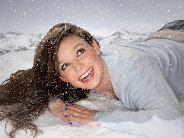 Retrato Mujer Joven Nieve Caída — Foto de Stock