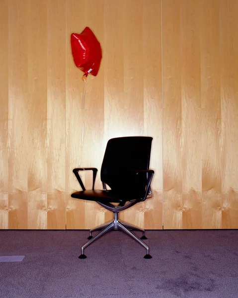 Ballong och en kontorsstol — Stockfoto