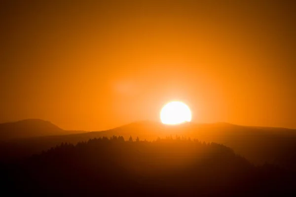 Sol Saliendo Sobre Una Montaña — Foto de Stock