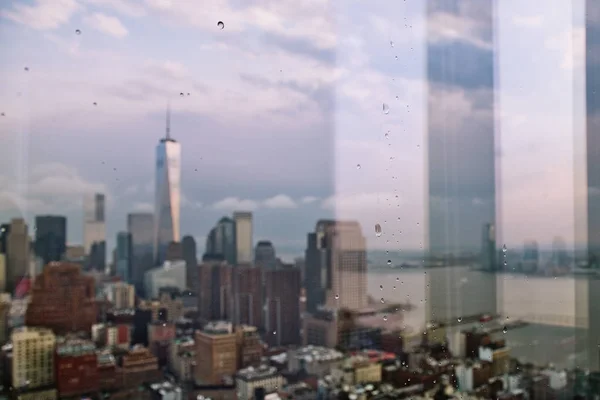 Ventana vista de One World Trade Centre y Nueva York, EE.UU. — Foto de Stock