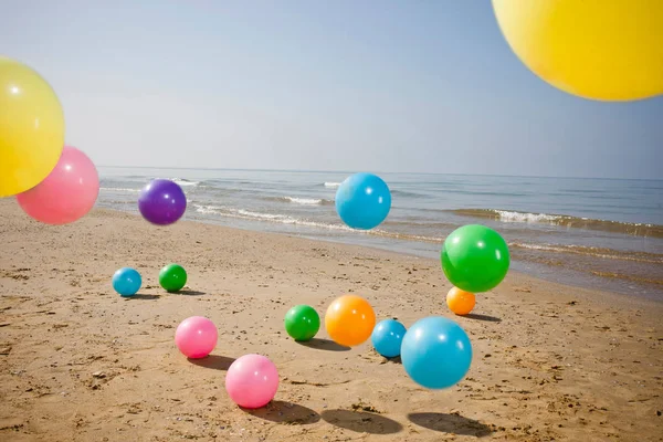 Színes Strandlabdák Ugrálnak Homokon — Stock Fotó