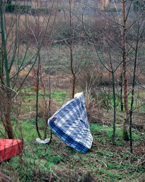 Špatně Likvidované Matrace Venku — Stock fotografie