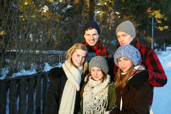 Adolescents Souriants Dans Paysage Hivernal — Photo