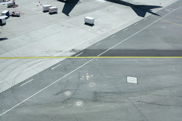 Pista Aeroportuale Con Ombra Aereo — Foto Stock