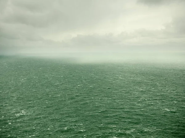 Veduta delle nuvole di tempesta e pioggia sul mare, Dingle, Co Kerry, Irlanda — Foto Stock