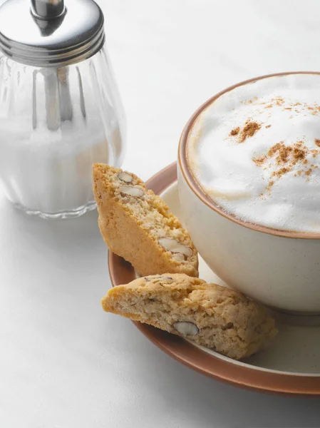 Cappuccino Und Mandelgebäck — Stockfoto