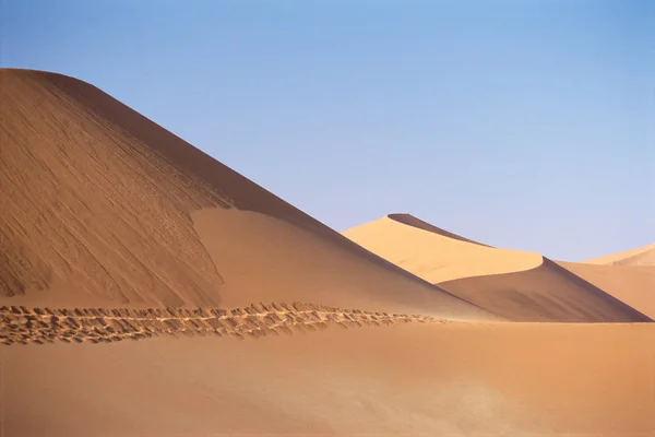 Deserto Sobre Céu Azul — Fotografia de Stock