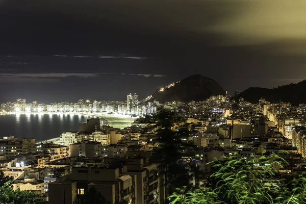 Elevated view of Copacabana and Leme from Morro da Babilonia at night, Rio de Janeiro, Brazil — Stockfoto