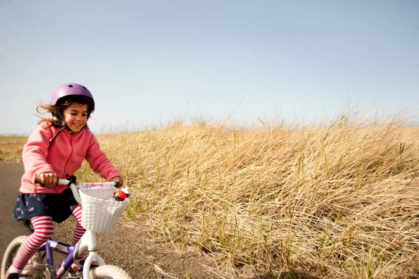 Bisiklete Binen Genç Kız — Stok fotoğraf