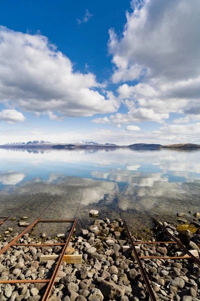 Moln reflekteras i stillastående landsbygdssjö — Stockfoto