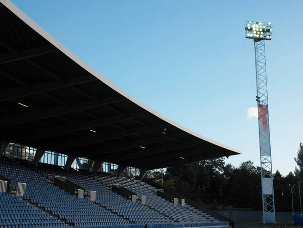Prázdný Stadion Nad Modrou Oblohou — Stock fotografie