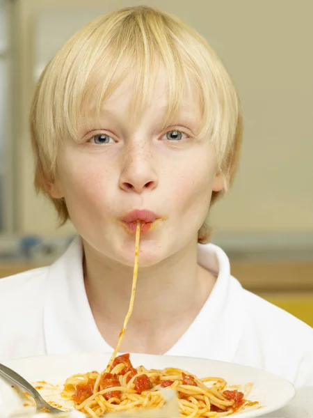 Ένα Αγόρι Που Τρώει Ζυμαρικά — Φωτογραφία Αρχείου
