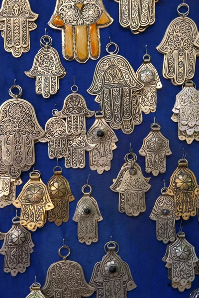 Mano de amuletos de Fátima en puesto de mercado, Marrakech, Marruecos — Foto de Stock