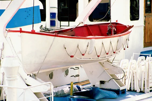 Pequeno barco no navio — Fotografia de Stock