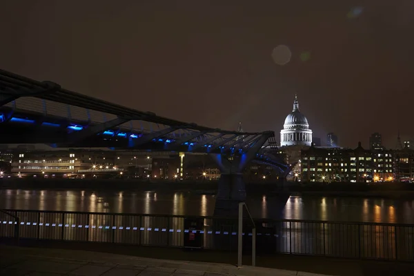 Міський Міст Освітлений Вночі — стокове фото