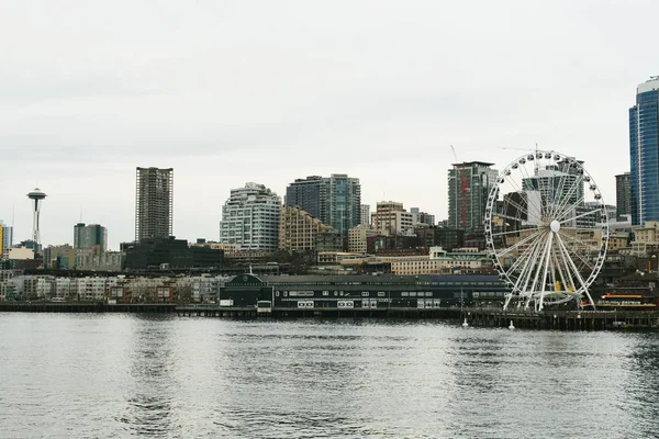 Seattle ferris wheel and cityscape from Puget Sound, Washington State, Estados Unidos —  Fotos de Stock
