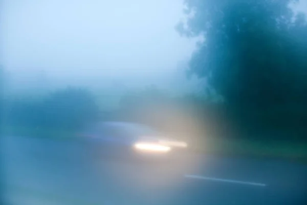 Автомобиль Едет Тумане Проселочной Дороге — стоковое фото