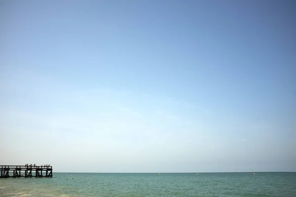 Вид на море с деревянным пирсом, Нормандия, Франция — стоковое фото