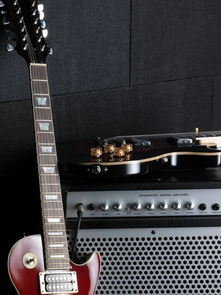 Guitarras elétricas e amplificador — Fotografia de Stock