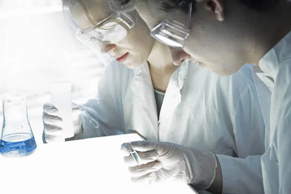 Cientistas Examinando Tubos Teste Laboratório — Fotografia de Stock