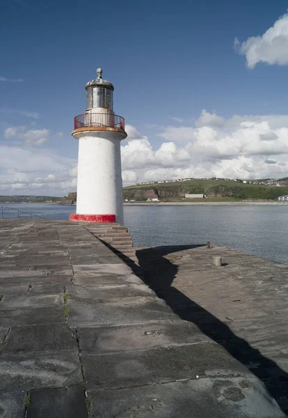 Lighthouse and sea defense, Whitehaven, Cumbria, Inglaterra — Fotografia de Stock