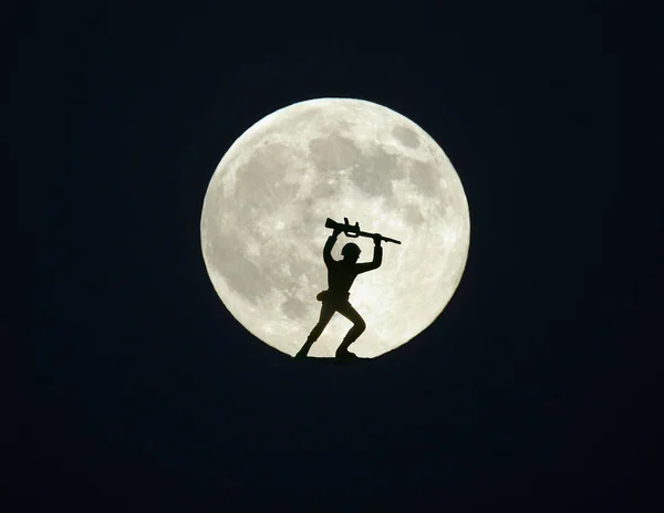 Soldado Brinquedo Contra Lua Cheia — Fotografia de Stock