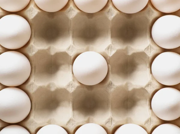 Uova bianche in una scatola — Foto Stock