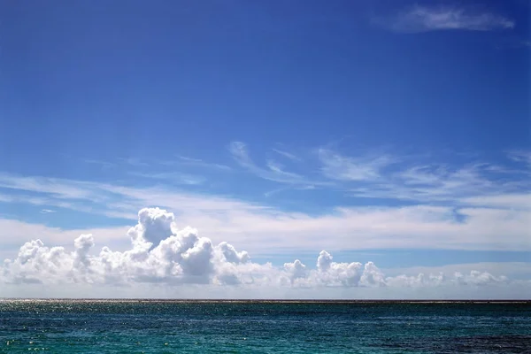 Ωκεανό Και Συννεφιασμένο Ουρανό — Φωτογραφία Αρχείου