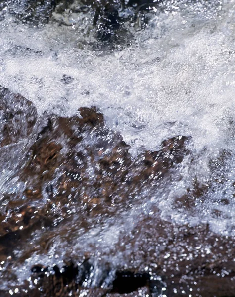 Rozpryskująca Się Woda Skałach — Zdjęcie stockowe