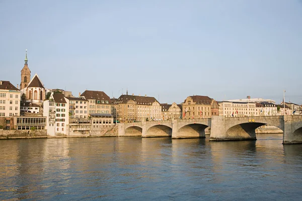 Bro och flod i Basel switzerland — Stockfoto