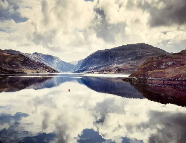 Reflexão de nuvens e montanhas na superfície das águas, Assynt, Escócia — Fotografia de Stock