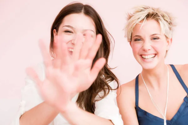 Mädchen Lachen Vereinzelt Miteinander — Stockfoto