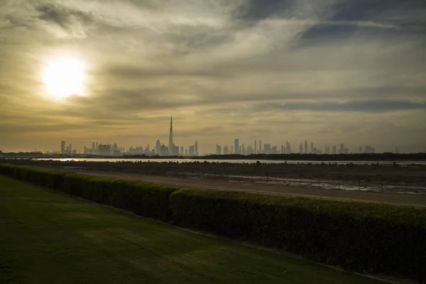 Distant view of Burj Khalifa and city skyline at dawn, Dubai — Stock Photo, Image