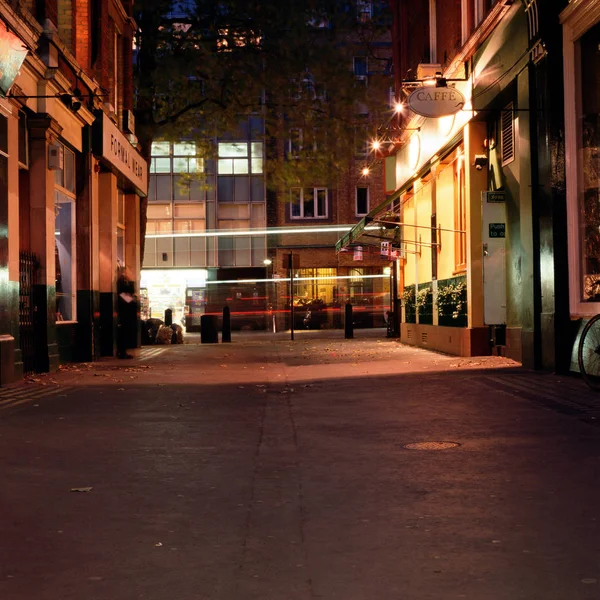 Calle iluminada por la noche —  Fotos de Stock