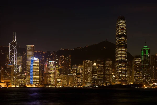 밤에는 몽롱 스카이 라인 — 스톡 사진