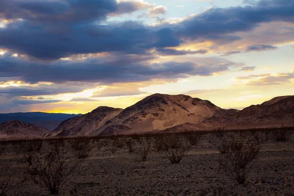 Montagne Nel Deserto Asciutto — Foto Stock