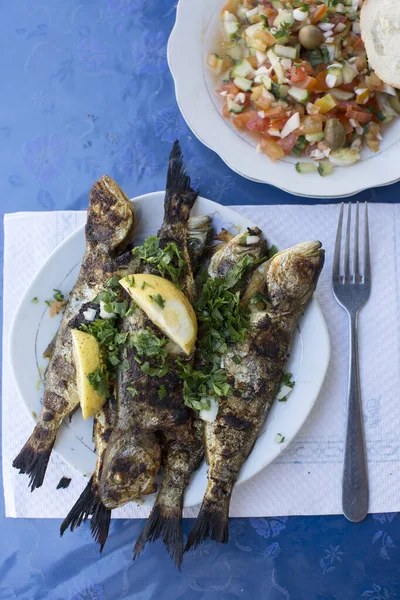 Pesce cotto sul piatto, Djerba, Tunisia — Foto Stock