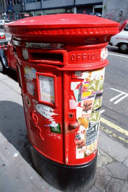 Caddedeki kırmızı posta kutusu 