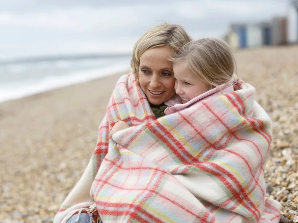 Äiti ja tytär yhdessä rannalla — kuvapankkivalokuva