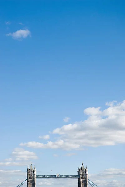 ท้องฟ้าเหนือสะพานหอคอย — ภาพถ่ายสต็อก