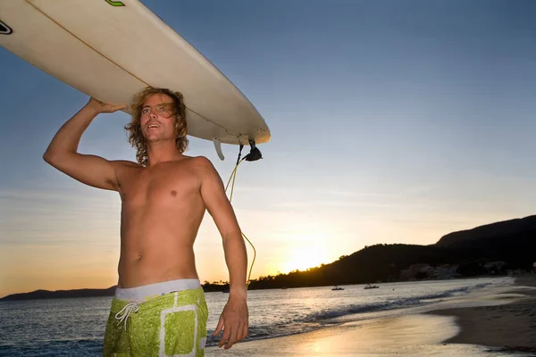 Uomo Con Tavola Surf Sulla Testa — Foto Stock