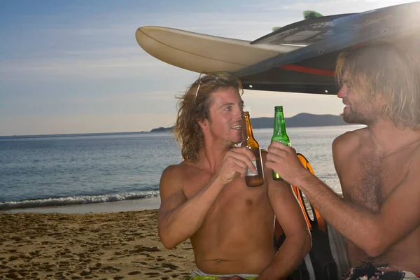 Surfingmän dricker öl — Stockfoto