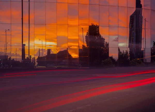 Sentieri Semaforici Autostradali Edificio Uffici Fronte Vetro Tramonto — Foto Stock