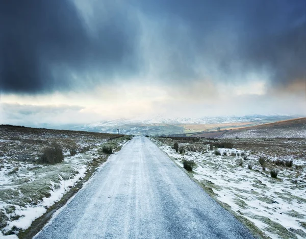 Camino Rural Helado Con Nubes Tormenta Por Delante Swaledale Yorkshire — Foto de Stock