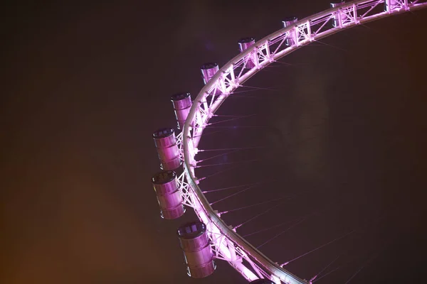 Detalhe da roda-gigante rosa à noite, Singapura — Fotografia de Stock
